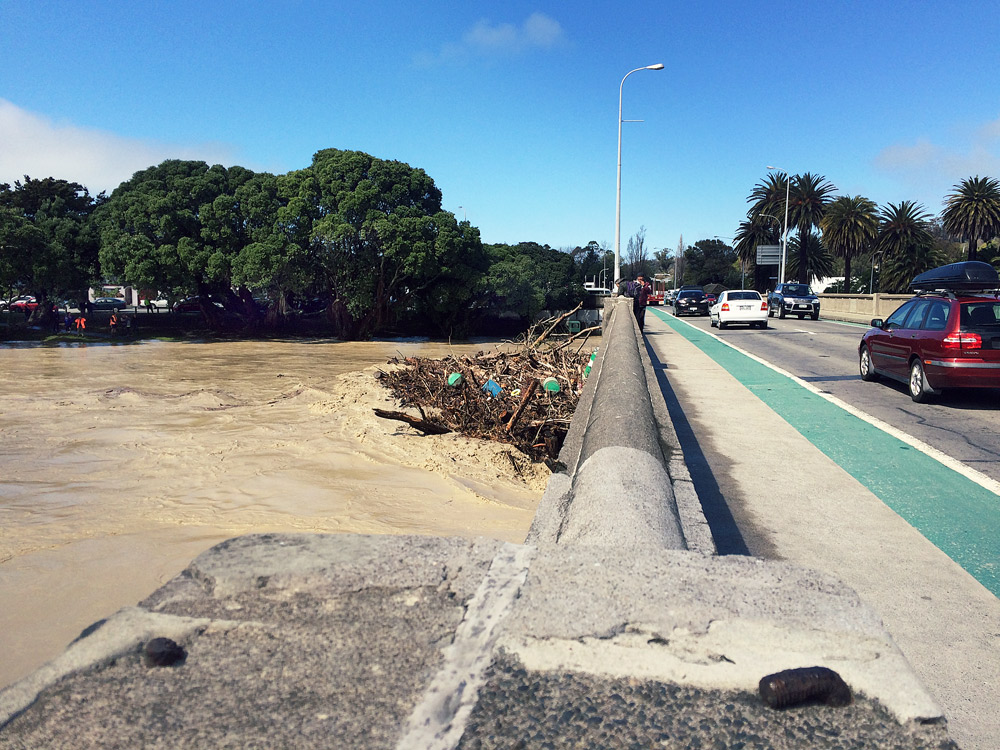 Gisborne-Hochwasser-bridge-wood