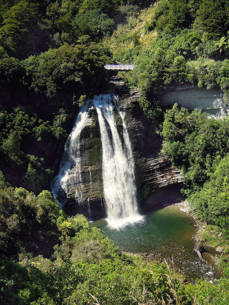 Lake-Waikaremoana-Neuseeland-waterfall-big