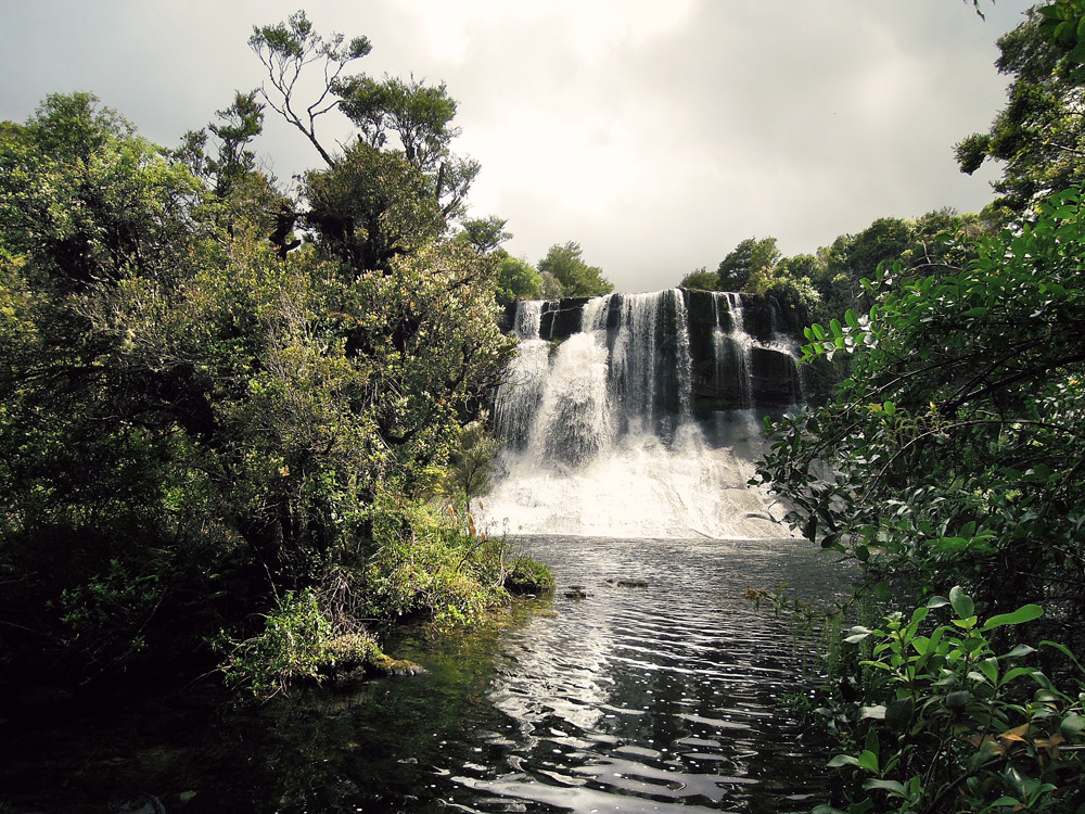 Lake-Waikaremoana-Neuseeland-waterfall